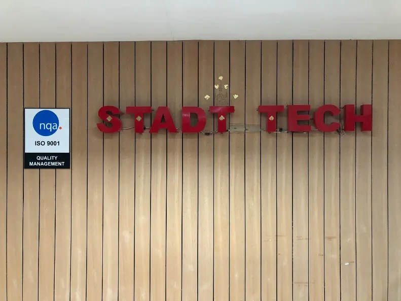 ป้าย STADT TECH และป้ายรับรอง ISO 9001 ที่สำนักงานใหญ่