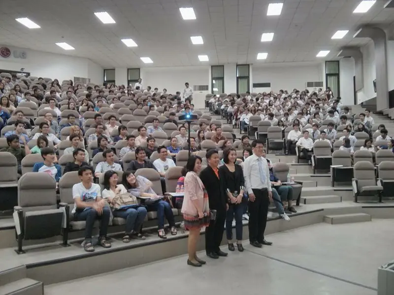 ทีม STADT TECH บรรยายในหอประชุมมหาวิทยาลัย